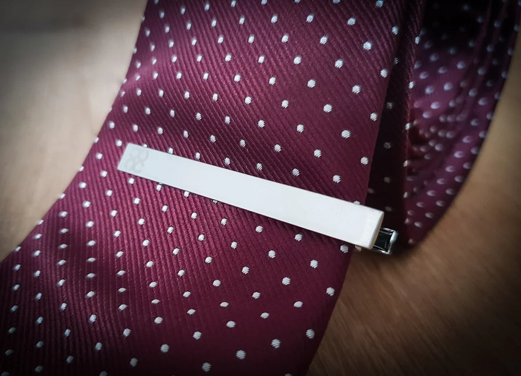 Cavani weinrote/weiß gepunktete Krawatte Einstecktuch
